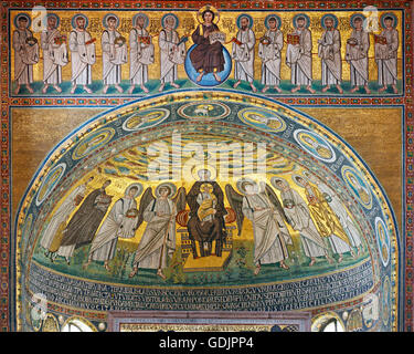 Christus und die zwölf Apostel und Mosaik mit Mary Mutter und Kind. Zweite von links: St. Schwerpunkt Modell der Kirche, Porec Stockfoto