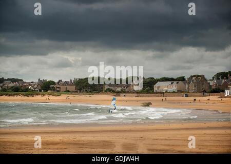 Ein einsamer Windsurfer braucht, um die Wellen am Strand von Earlsferry in der Fife coastal Dorf von Elie. Stockfoto