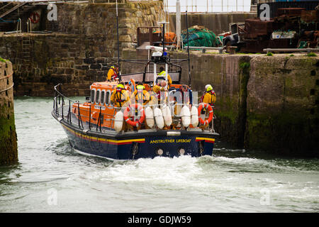 Das Rettungsboot RNLI Antstruther setzt mit ihrer Crew vom Hafen von Pittenweem in einem Rettungsboot der D-Klasse die Segel. Stockfoto