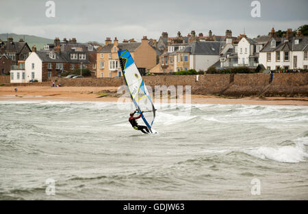 Windsurfer auf dem Meer bei der Fife coastal Dorf von Ellie Stockfoto