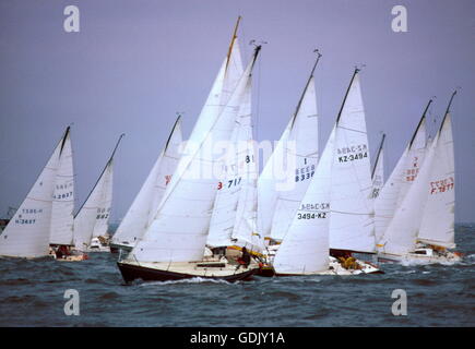 AJAX-NEWS-FOTOS. 1979. SHEVENINGEN, HOLLAND. -FLOTTEN START - HALBE TONNE WELTMEISTERSCHAFT FLOTTE EINE INSHORE RACE STARTEN. FOTO: JONATHAN EASTLAND/AJAX REF: 21207/2/061 Stockfoto