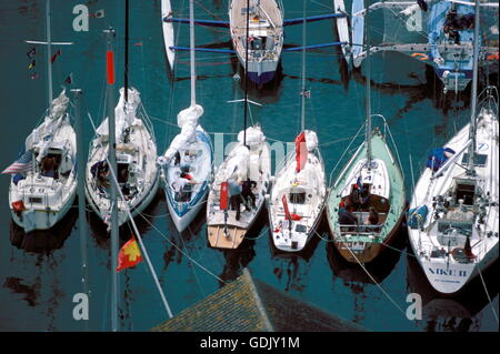 AJAXNETPHOTO. 6TH. JUNI 1980. PLYMOUTH, ENGLAND. - OSTAR 1980 - EINHÄNDIGES RENNEN - DIE KLEINSTEN FLOTTENEINTRÄGE AN DEN MILBAY DOCKS, EINSCHLIESSLICH DREAM WEAVER, EINHÄNDIGES KLATSCHEN, OLYMPUS-SEGELN. FOTO: JONATHAN EASTLAND/AJAX REF:YAR OSTAR FLEET 1980 06 Stockfoto