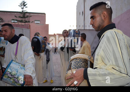 Boujloud Karneval - eine jährliche Feier für Eid Ul Adha in Marokko. Statt nur in der Stadt Agadir und seine Regionen. Für die ersten vier Tage Leute feiern in jeder Region, dann sammeln sie sie später in einem großen Karneval am Inzegane Region bilden eine lin Stockfoto