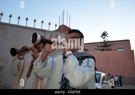 Boujloud Karneval - eine jährliche Feier für Eid Ul Adha in Marokko. Statt nur in der Stadt Agadir und seine Regionen. Für die ersten vier Tage Leute feiern in jeder Region, dann sammeln sie sie später in einem großen Karneval am Inzegane Region bilden eine lin Stockfoto