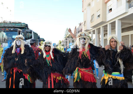 Boujloud Karneval - eine jährliche Feier für Eid Ul Adha in Marokko. Statt nur in der Stadt Agadir und seine Regionen. Für die ersten vier Tage Leute feiern in jeder Region, dann sammeln sie sie später in einem großen Karneval am Inzegane Region bilden eine lin Stockfoto