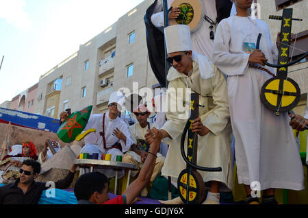 Boujloud Karneval - eine jährliche Feier für Eid Ul Adha in Marokko. Statt nur in der Stadt Agadir und seine Regionen. Für die ersten vier Tage Leute feiern in jeder Region, dann sammeln sie sie später in einem großen Karneval am Inzegane Region bilden eine lin Stockfoto