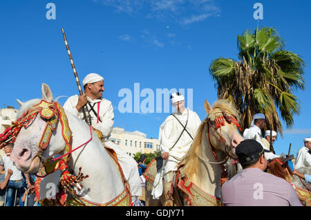 Boujloud Karneval - eine jährliche Feier für Eid Ul Adha in Marokko. Statt nur in der Stadt Agadir und seine Regionen. Für die ersten vier Tage Leute feiern in jeder Region, dann sammeln sie sie später in einem großen Karneval am Inzegane Region bilden eine lin Stockfoto