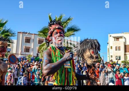 Boujloud Karneval - eine jährliche Feier für Eid Ul Adha in Marokko. Statt nur in der Stadt Agadir und seine Regionen. Für die ersten vier Tage Leute feiern in jeder Region, dann sammeln sie sie später in einem großen Karneval am Inzegane Region bilden eine lin Stockfoto