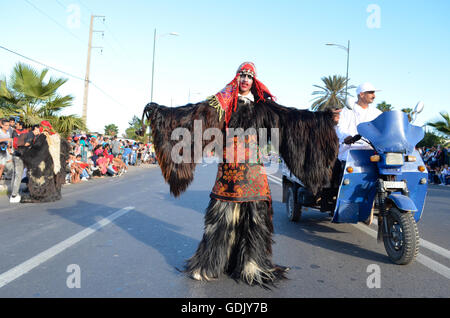 Boujloud Karneval - eine jährliche Feier für Eid Ul Adha in Marokko. Statt nur in der Stadt Agadir und seine Regionen. Für die ersten vier Tage Leute feiern in jeder Region, dann sammeln sie sie später in einem großen Karneval am Inzegane Region bilden eine lin Stockfoto