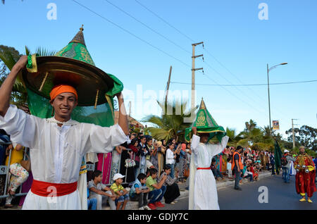 Boujloud Karneval - eine jährliche Feier für Eid Ul Adha in Marokko. Statt nur in der Stadt Agadir und seine Regionen. Für die ersten vier Tage Leute feiern in jeder Region, dann sammeln sie sie später in einem großen Karneval am Inzegane Region bilden eine lin Stockfoto