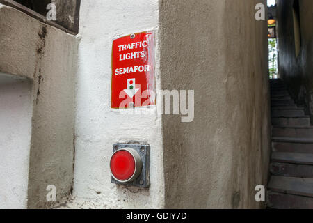 Prag schmalste Straße ist mit Ampeln, Kampa Certovka, Kleinstadt, Prager Gasse Tschechische Republik ausgestattet Stockfoto