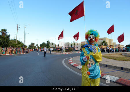 Boujloud Karneval - eine jährliche Feier für Eid Ul Adha in Marokko. Statt nur in der Stadt Agadir und seine Regionen. Für die ersten vier Tage Leute feiern in jeder Region, dann sammeln sie sie später in einem großen Karneval am Inzegane Region bilden eine lin Stockfoto