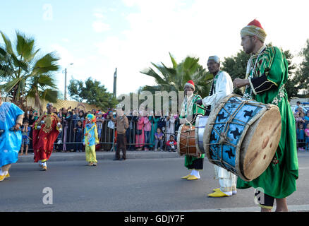 Boujloud Karneval - eine jährliche Feier für Eid Ul Adha in Marokko. Statt nur in der Stadt Agadir und seine Regionen. Für die ersten vier Tage Leute feiern in jeder Region, dann sammeln sie sie später in einem großen Karneval am Inzegane Region bilden eine lin Stockfoto