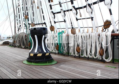 Versenden Sie auf dem Deck von der russischen große Krusenschtern Delfsail Sailing Event Juli 2016. Stockfoto