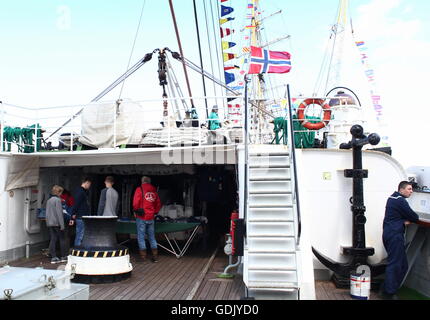 Versenden Sie auf dem Deck von der russischen große Krusenschtern Delfsail Sailing Event Juli 2016. Stockfoto