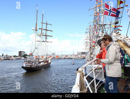 An Deck der russischen Großsegler Segeln Krusenschtern, gerade ein anderes Schiff (Gulden Leeuw) Pass bei Delfsail Segeln Veranstaltung 2016 Stockfoto