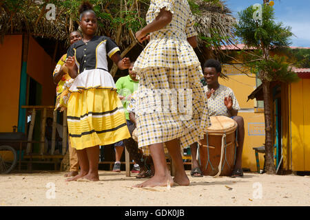 Hopkins Village, Belize - 3. Juli 2016: Garifuna-Truppe führt traditionelle Lieder mit Trommeln und Tanz in Hopkins Village Stockfoto