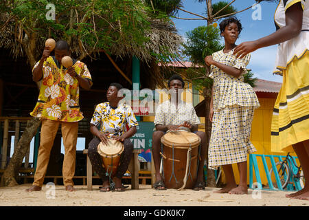 Hopkins Village, Belize - 3. Juli 2016: Garifuna-Truppe führt traditionelle Lieder mit Trommeln und Tanz in Hopkins Village Stockfoto