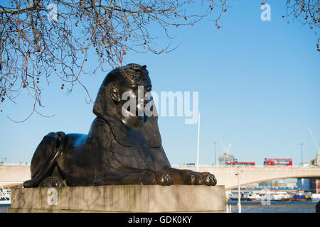 London, Vereinigtes Königreich - 2. April 2013: Sphinx-Statue an der Themse entlang der Böschung London Stockfoto