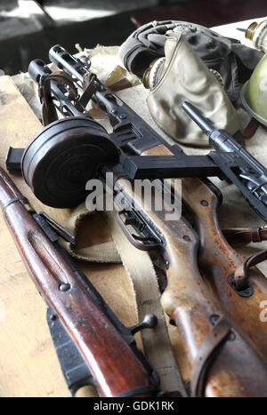 Waffe der Zeiten des zweiten Weltkriegs - Sturmgewehr, Maschinenpistole, Gewehr, Gasmaske, Flug Helm. Stockfoto