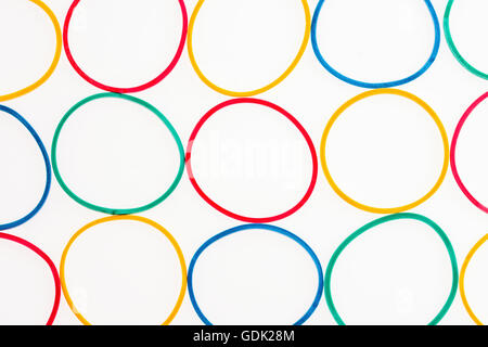 Gummibänder in verschiedenen Farben auf weiß, geometrische Hintergrund Stockfoto