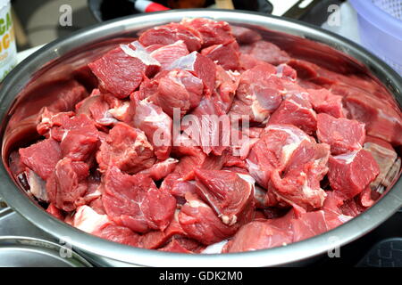 Frisch geschnitten Sie Soße Rindfleisch in Edelstahl-Schüssel Stockfoto