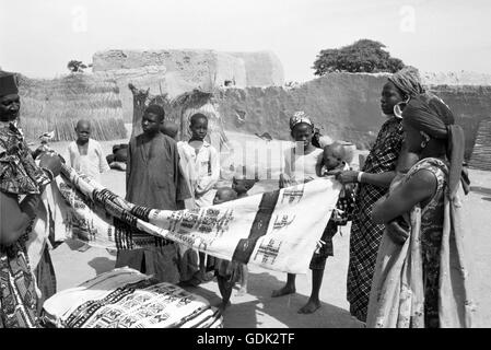 Ein Mann verkauft Teppiche auf dem Markt neben der großen Moschee von Djenne, 1959. Stockfoto