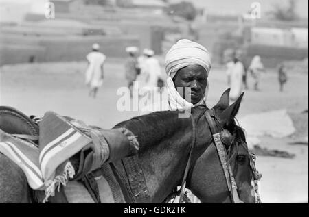 Ein Mann mit Pferd stand vor den Lehmwänden von Timbuktu, 1959 Stockfoto