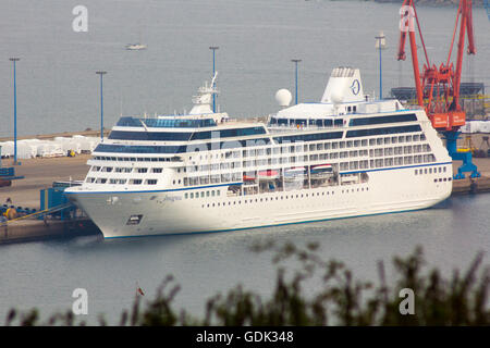 großen Passagierschiff im Hafen angedockt Stockfoto