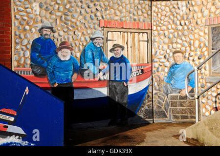 Ein Wandbild der alten traditionellen North Norfolk Fischer an der Wand des Museums in Sheringham, Norfolk, England, Vereinigtes Königreich. Stockfoto