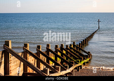 Einem traditionellen hölzernen Wellenbrecher an der Nordküste Norfolk in Sheringham, Norfolk, England, Vereinigtes Königreich. Stockfoto