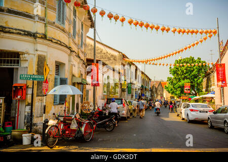 GEORGETOWN, PENANG, MALAYSIA - 15. Februar 2015: Die Menschen gehen an Lebuh Armenien, eine der Hauptstraßen in historische Georgetown Stockfoto