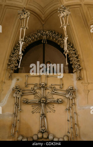 KUTNA HORA, Tschechien - 14. Oktober 2014: Menschen besuchen das Beinhaus in Sedlec Kostnice. Beinhaus Skelette enthalten etwa 5 Stockfoto