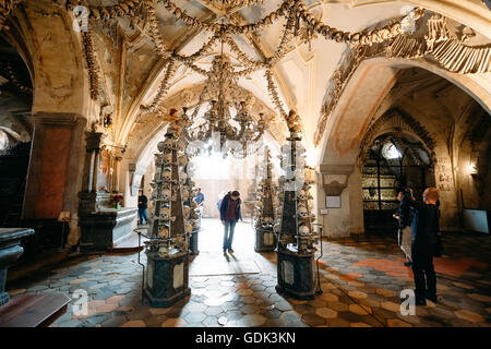 KUTNA HORA, Tschechien - 14. Oktober 2014: Menschen besuchen das Beinhaus in Sedlec (Sedletz) Stockfoto