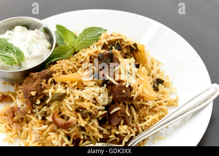 Rindfleisch-Biryani mit Raitha Stockfoto