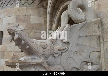 Nahaufnahme von Drachen-Kopf, Teil des Mauerwerks Bildhauerei am Fishermans Bastion, Castle Hill, Budapest, Ungarn Stockfoto