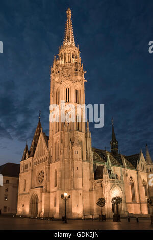 Das gotische äußere der Matthias Kirche beleuchtet in der Nacht, befindet sich im Burgviertel von Buda, Budapest, Ungarn Stockfoto