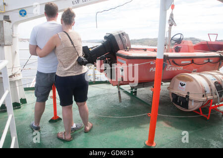 Italien, umarmen Sardegna, Insel La Maddalena, paar auf dem oberen Deck des Auto/Passagierfähre. Stockfoto