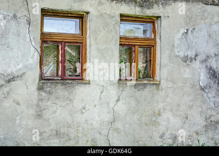 Zwei Vintage Holz-Fenster auf ein altes Bauernhaus. Stockfoto