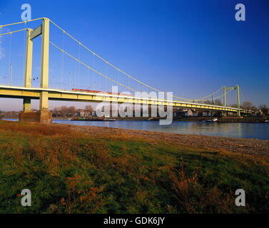 Geographie / Reisen, Deutschland, Nordrhein-Westfalen, Köln, Brücken, Rheinbruecke, Rheinwiesen, Rhein, Stockfoto