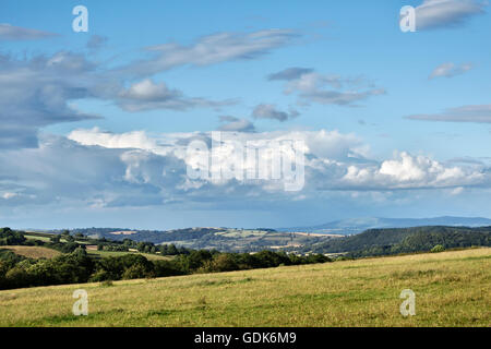 Herefordshire, England. Blick über die Hügel zu den fernen Bergen schwarz Stockfoto