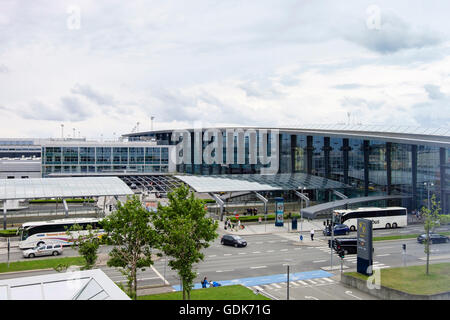 Kastrup Flughafen terminal 3 Gebäudehülle aus gesehen auf der anderen Straßenseite außerhalb. Kopenhagen, Seeland, Dänemark Stockfoto