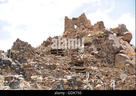 Ruinen einer jemenitischen Festung lag auf einem Berggipfel in den Bergen Tihama aufgegeben. Bis zum Ende des 19. Jahrhunderts galt die gesamte Region Asir noch Teil des jemenitischen Reiches. Die Region ist übersät mit Wachtürmen, die ein Netzwerk gebildet von Stockfoto