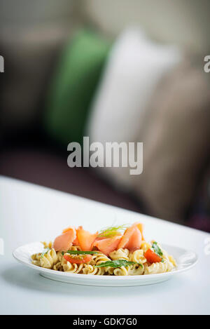 Geräucherter Lachs Bio Tomaten und Basilikum frische Pasta-Salat mit Ricotta-Sahne-Sauce und dill Stockfoto