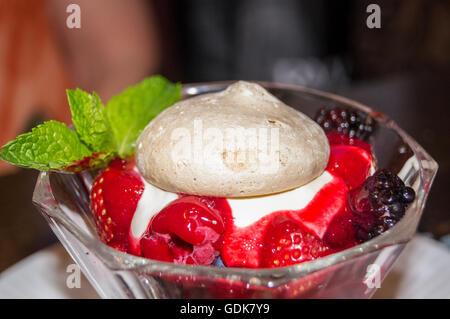 Sommer Obst Pavlova Dessert mit Baiser und Creme Chantilly, Côte Restaurant, St. Katharine's Dock, London, England Stockfoto