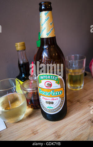 Eine Flasche und Glas Beerlao lagerbier von Lao Brewery Company, Vientiane, Laos, PHO vietnamesische Restaurant, Clerkenwell, London Pub Tischgetränke glasse Stockfoto