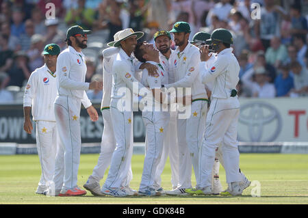 Englands Johnny Bairstow ist von Pakistans Yasir Shah tagsüber rollte heraus vier der Investec Prüfung bei Herrn, London übereinstimmen. Stockfoto