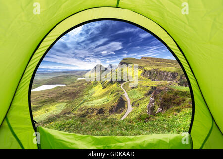 Blick aus dem Inneren des Zeltes in großer Höhe in Schottisches Hochland Stockfoto