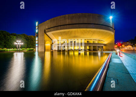 Aufbau und Widerspiegelnder Teich im Christian Science Plaza in der Nacht, in Boston, Massachusetts. Stockfoto