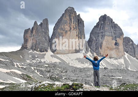 Junge in drei Zinnen Nationalpark, Italien Stockfoto